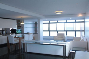 Belo apartamento de cobertura de frente para o mar